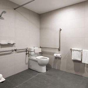 Accessible Deluxe King Room
